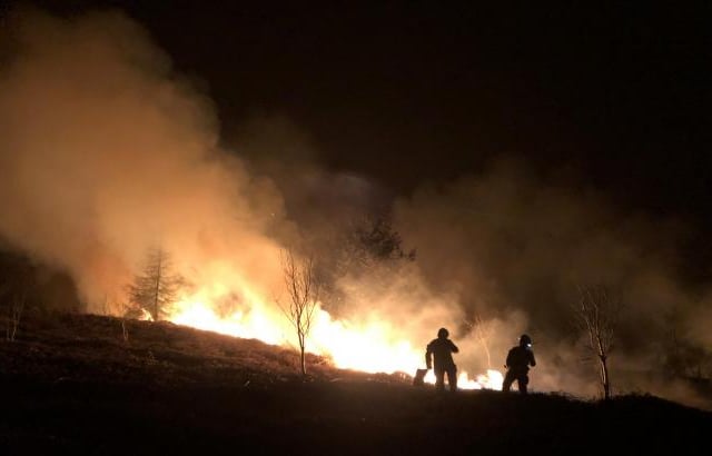 Fire Crews tackle large fire on Sugar Loaf mountain