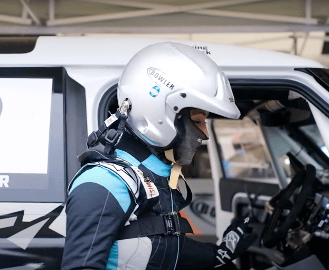 Vanessa prepares for competing of 4 wheel in Defender 110