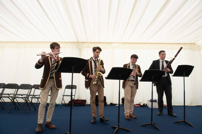 Quartet of musicians kick off the proceedings with 'Ain't Misbehavin'