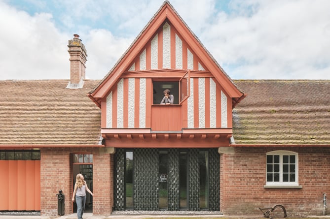 PlasHendyStableBlock - Claire Priest on the ground and Ben Crawley in the Hay Loft window Llun Francesco Montaguti