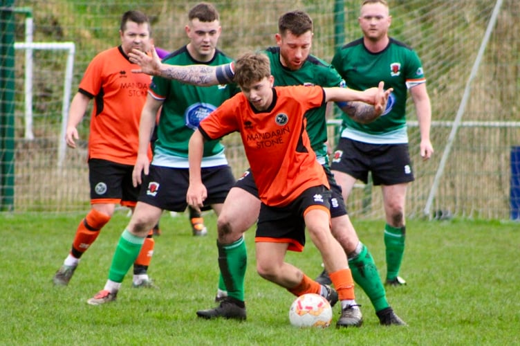 A Kingfisher shields the ball surrounded by RTB defenders